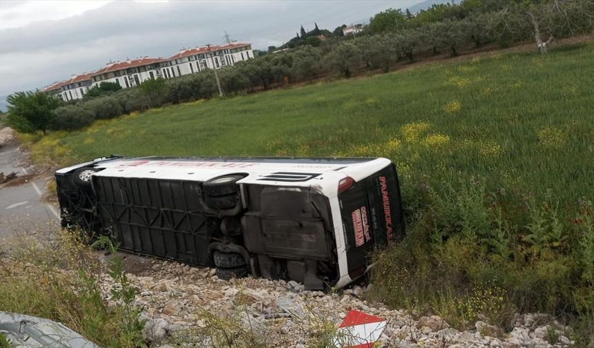 Manisa'da yolcu otobüsünün devrildiği kazada 16 kişi yaralandı