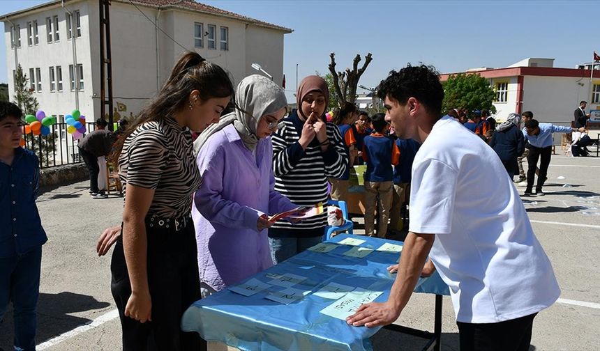 Öğretmen adayları kırsaldaki öğrencilere matematiği sevdirmek için etkinlik yapıyor