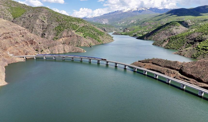 Vangölü Ekspresi'nin güzergahı fotoğraf meraklılarına kartpostallık kareler sunuyor