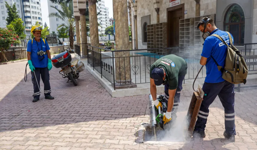 Antalya'da toplu kullanım alanlarına ilaçlama çalışması