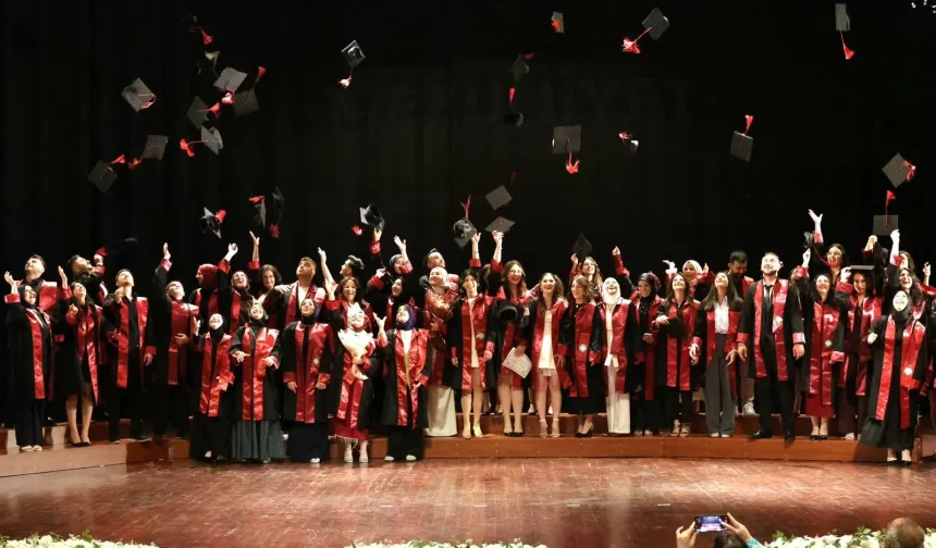 Artvin Çoruh Üniversitesi'nde mezuniyet coşkusunu yaşandı