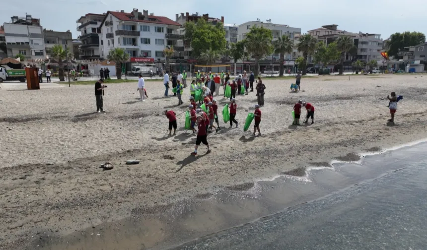 Balıkesirli minikler Akçay sahilinde çevre temizliği yaptı