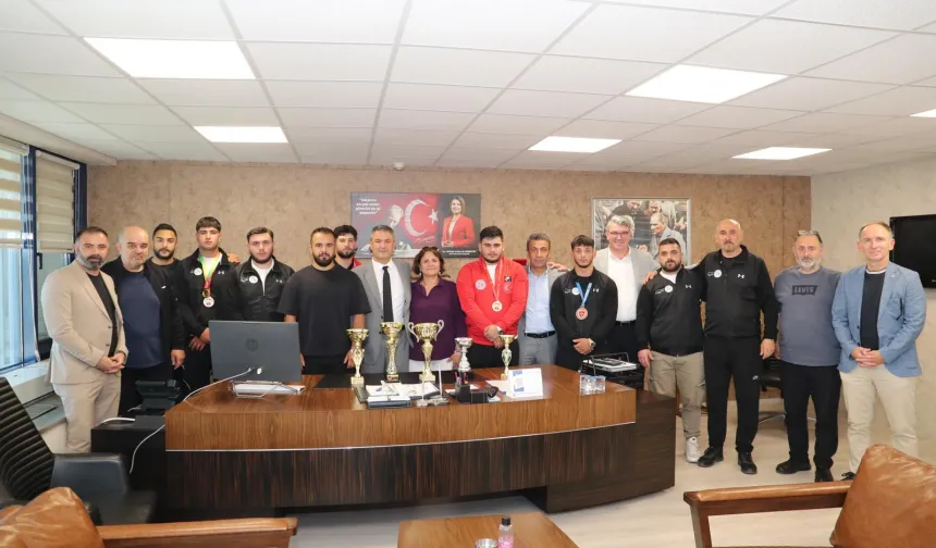 Kocaeli'de İzmit Belediyesporlu güreşçilerden çifte başarı
