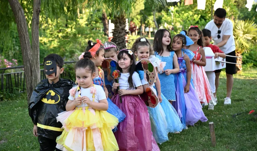Manisa'da atıklar minik ellerde sanata dönüştü