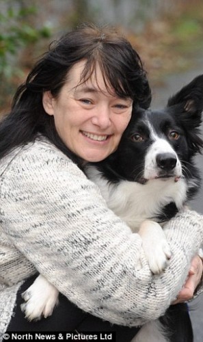 İngiltere'de 46 yaşındaki Josie Conlon adlı kadının, köpeğinin göğsüne pati atması sayesinde meme kanseri olduğunu fark ettiği açıklandı.